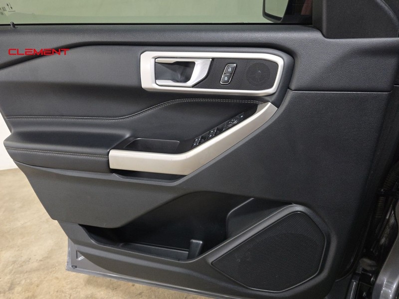 Ford Explorer Vehicle Image 23