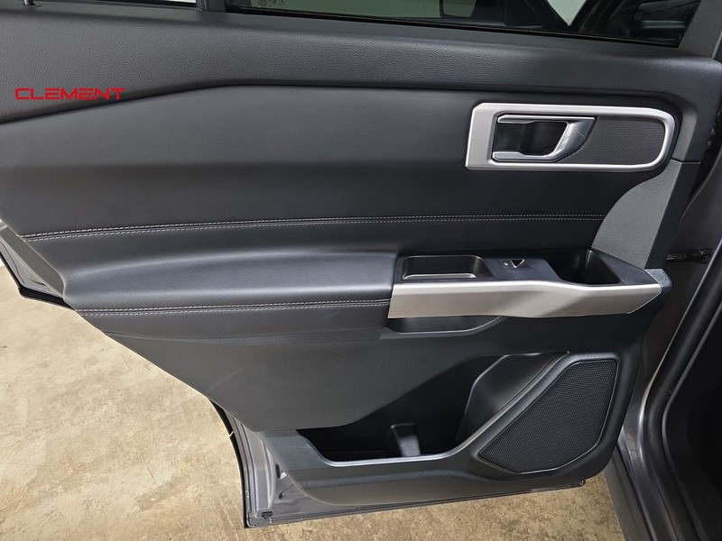 Ford Explorer Vehicle Image 26
