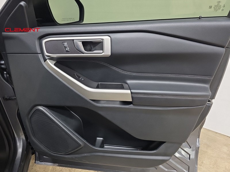 Ford Explorer Vehicle Image 32
