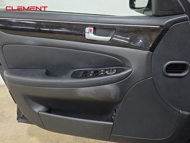 Hyundai Genesis Vehicle Image 18