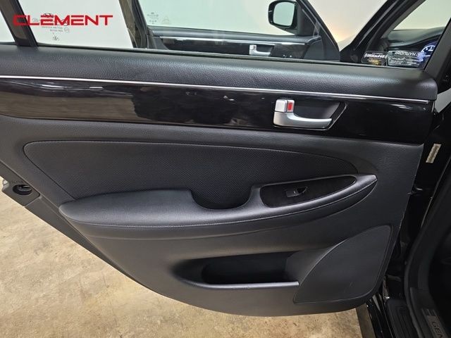 Hyundai Genesis Vehicle Image 21