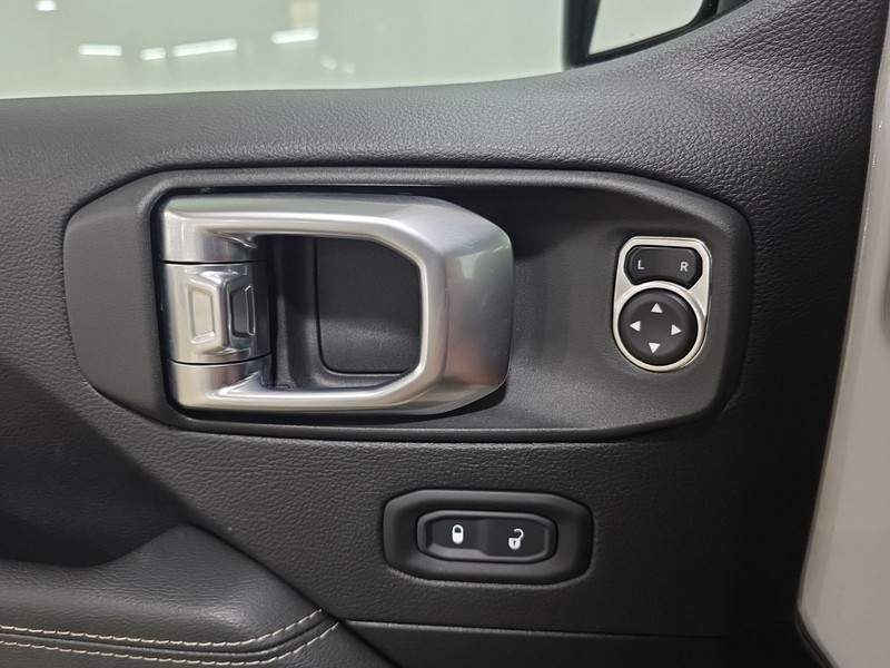 Jeep Wrangler Vehicle Image 21