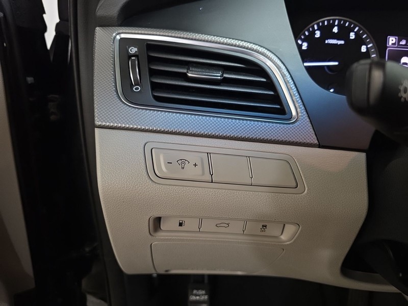 Hyundai Sonata Vehicle Image 10