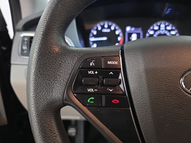 Hyundai Sonata Vehicle Image 11