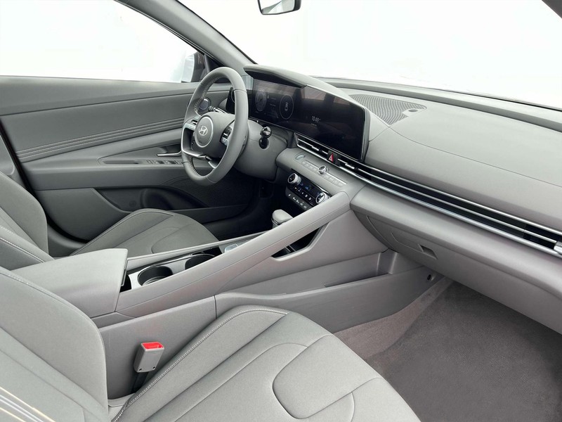 Hyundai Elantra Vehicle Image 15