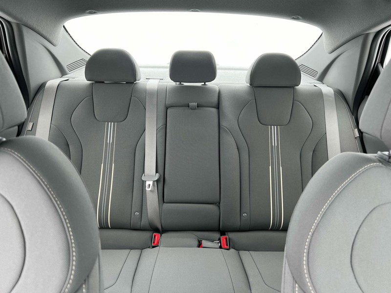 Hyundai Elantra Vehicle Image 16