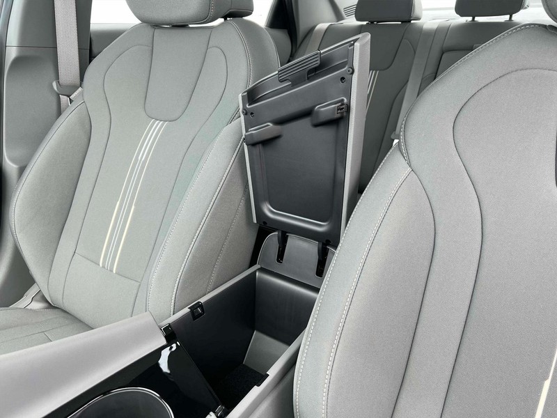 Hyundai Elantra Vehicle Image 18