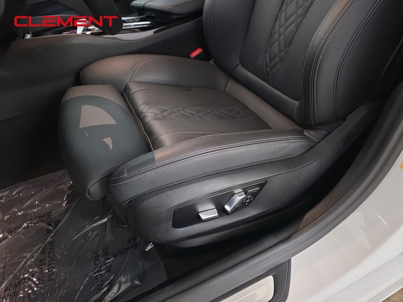 BMW 5 Series Vehicle Image 26