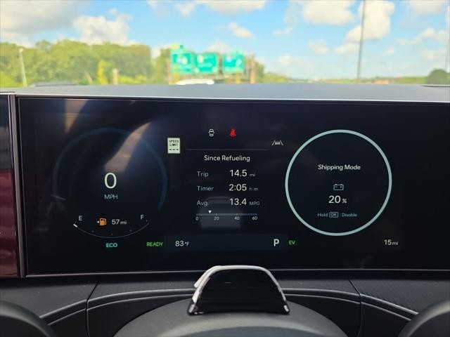 Hyundai Santa Fe Hybrid Vehicle Full-screen Gallery Image 16