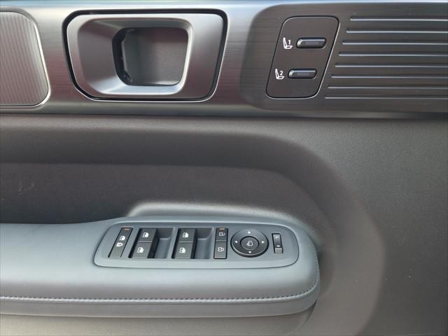 Hyundai Santa Fe Hybrid Vehicle Full-screen Gallery Image 23