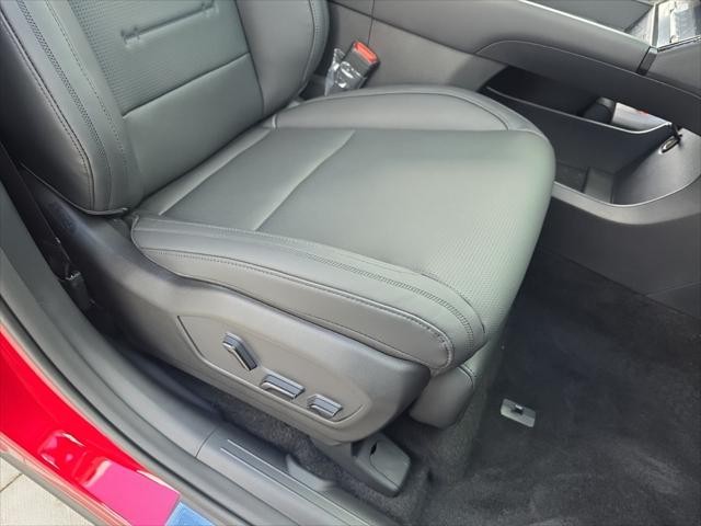 Hyundai Santa Fe Hybrid Vehicle Full-screen Gallery Image 30