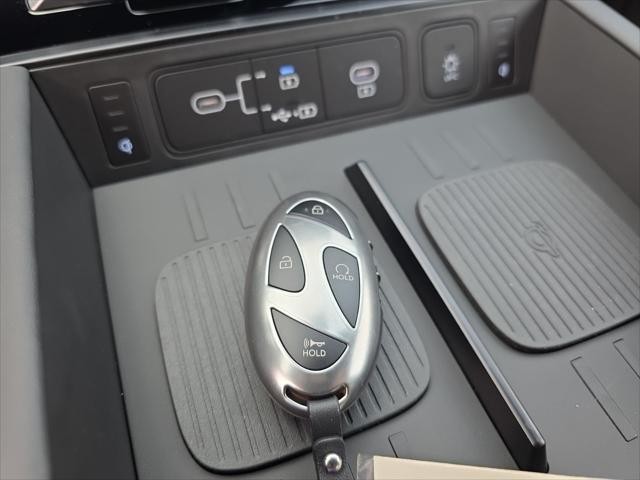 Hyundai Santa Fe Hybrid Vehicle Full-screen Gallery Image 21