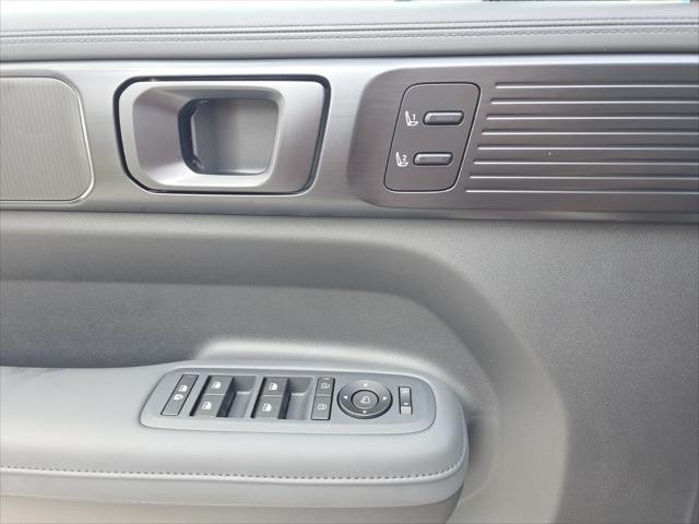 Hyundai Santa Fe Hybrid Vehicle Full-screen Gallery Image 23