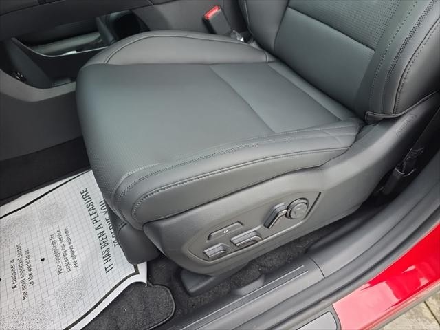 Hyundai Santa Fe Hybrid Vehicle Full-screen Gallery Image 26