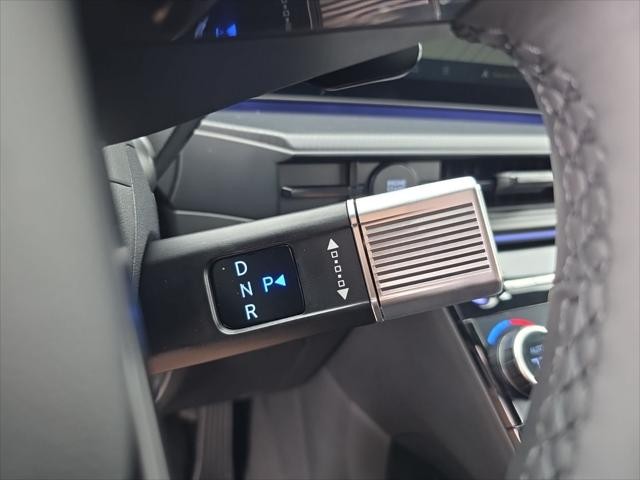 Hyundai Santa Fe Hybrid Vehicle Full-screen Gallery Image 13