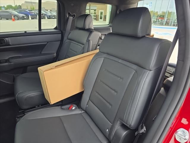 Hyundai Santa Fe Hybrid Vehicle Full-screen Gallery Image 30