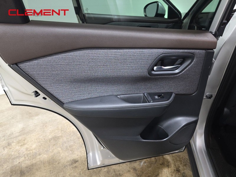 Nissan Rogue Vehicle Image 25