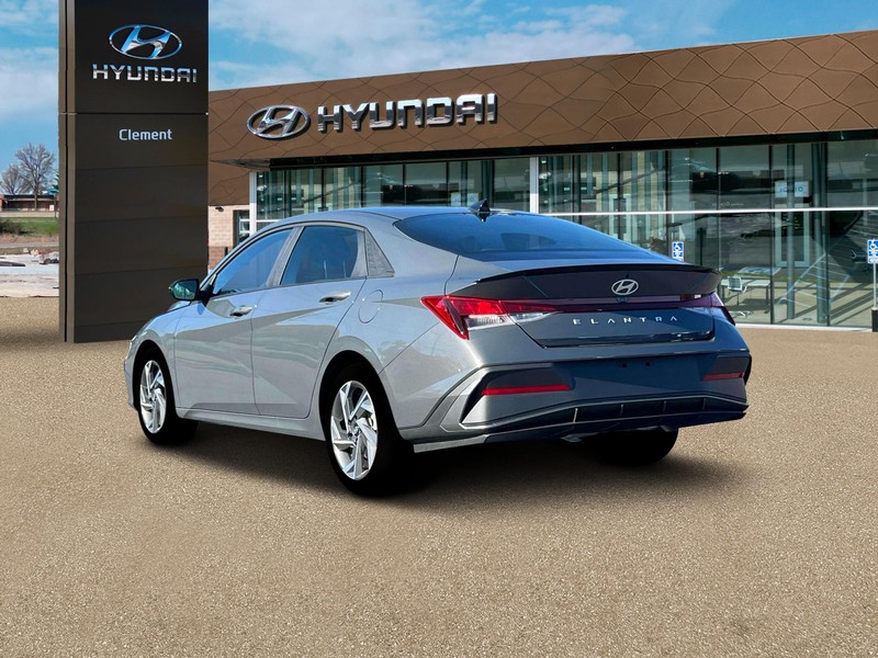 Hyundai Elantra Vehicle Image 05