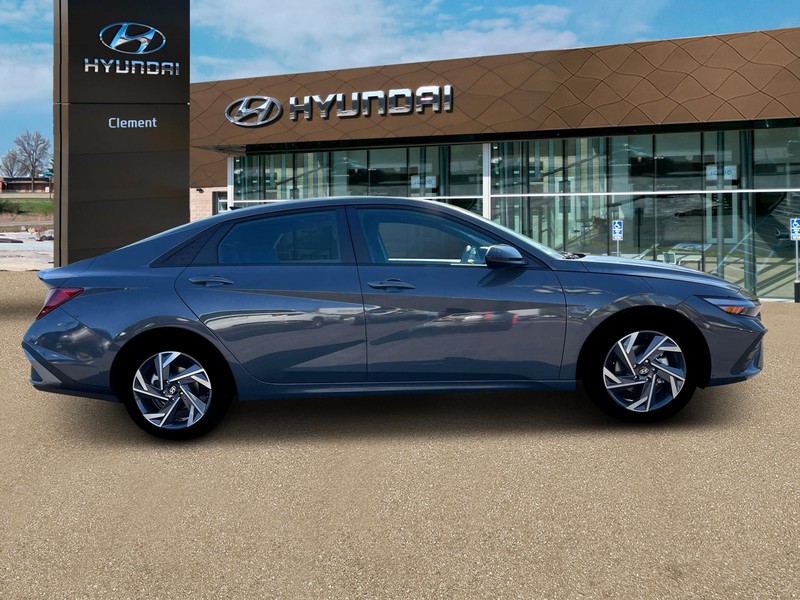 Hyundai Elantra Vehicle Image 09