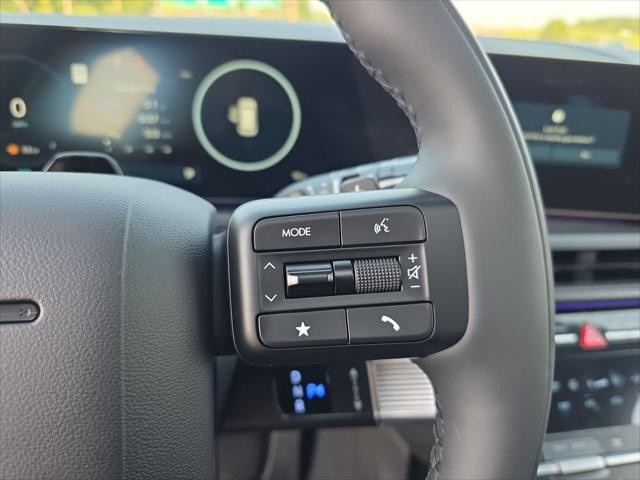 Hyundai Santa Fe Hybrid Vehicle Full-screen Gallery Image 16