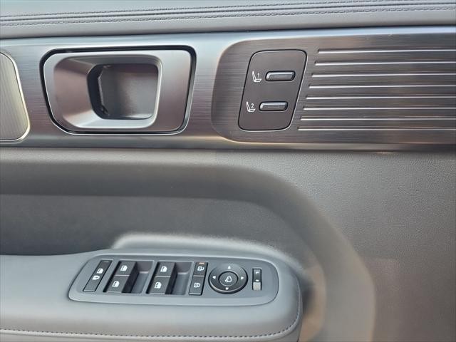 Hyundai Santa Fe Hybrid Vehicle Full-screen Gallery Image 26