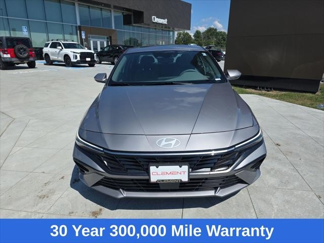 Hyundai Elantra Vehicle Full-screen Gallery Image 2