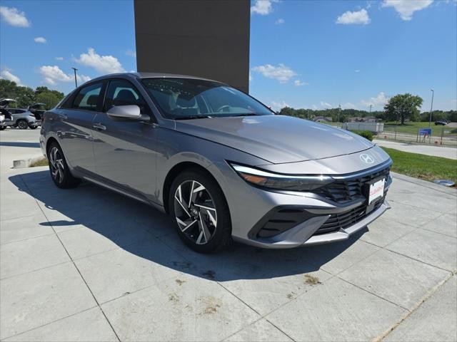 Hyundai Elantra Vehicle Full-screen Gallery Image 3