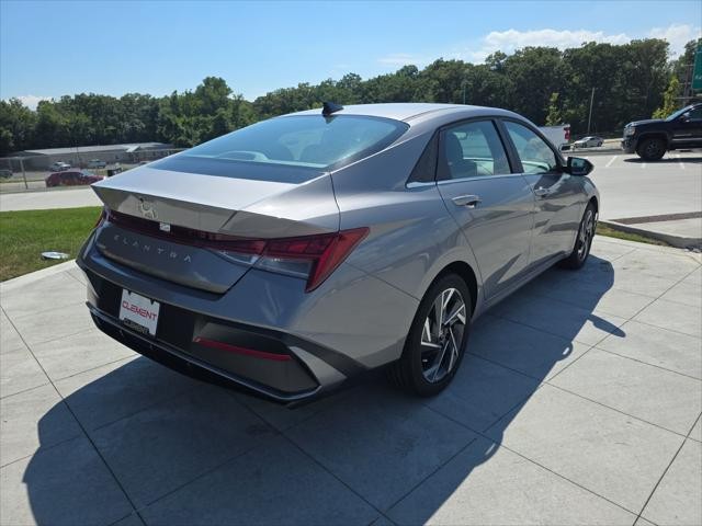 Hyundai Elantra Vehicle Full-screen Gallery Image 6