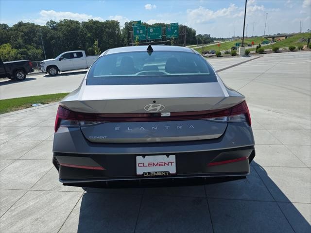 Hyundai Elantra Vehicle Full-screen Gallery Image 7