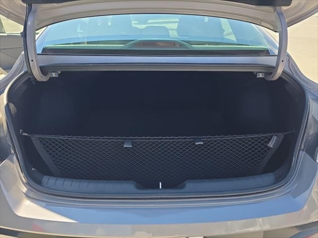 Hyundai Elantra Vehicle Full-screen Gallery Image 9