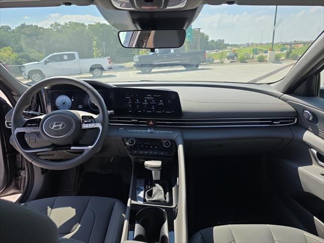 Hyundai Elantra Vehicle Full-screen Gallery Image 11