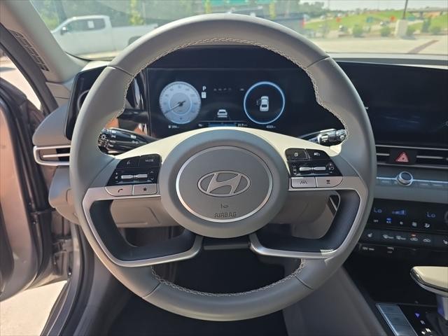 Hyundai Elantra Vehicle Full-screen Gallery Image 14