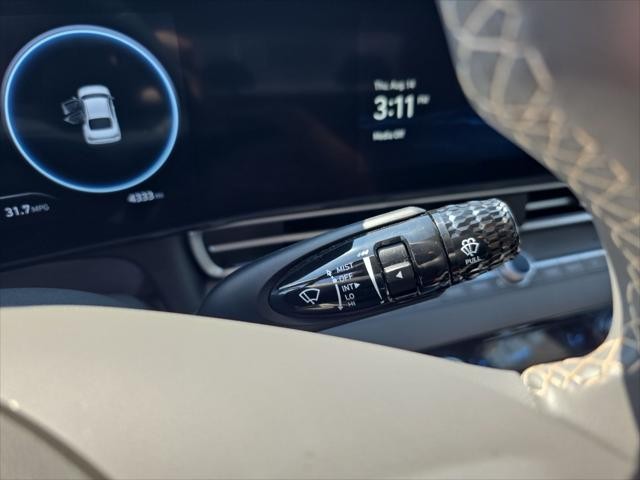 Hyundai Elantra Vehicle Full-screen Gallery Image 17