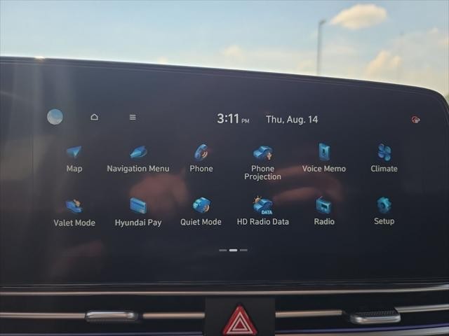 Hyundai Elantra Vehicle Full-screen Gallery Image 19