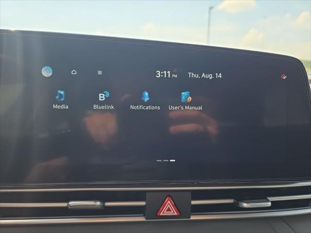 Hyundai Elantra Vehicle Full-screen Gallery Image 20