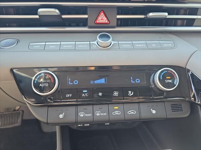 Hyundai Elantra Vehicle Full-screen Gallery Image 22