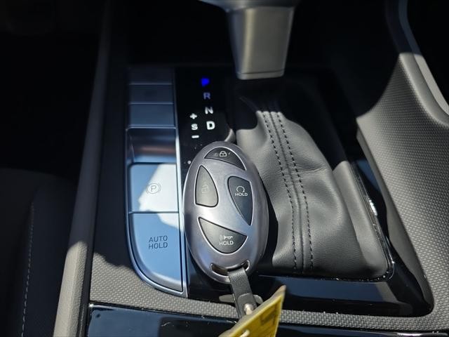 Hyundai Elantra Vehicle Full-screen Gallery Image 24