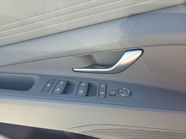 Hyundai Elantra Vehicle Full-screen Gallery Image 26