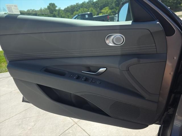 Hyundai Elantra Vehicle Full-screen Gallery Image 27