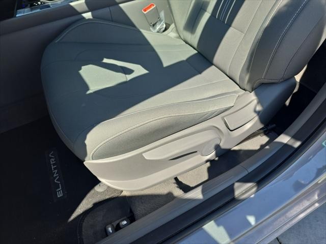 Hyundai Elantra Vehicle Full-screen Gallery Image 28