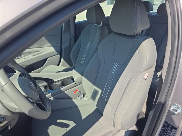 Hyundai Elantra Vehicle Full-screen Gallery Image 29