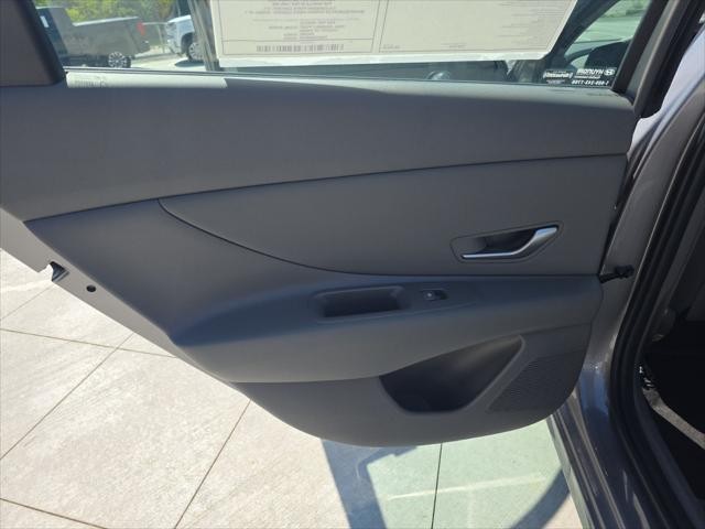 Hyundai Elantra Vehicle Full-screen Gallery Image 30