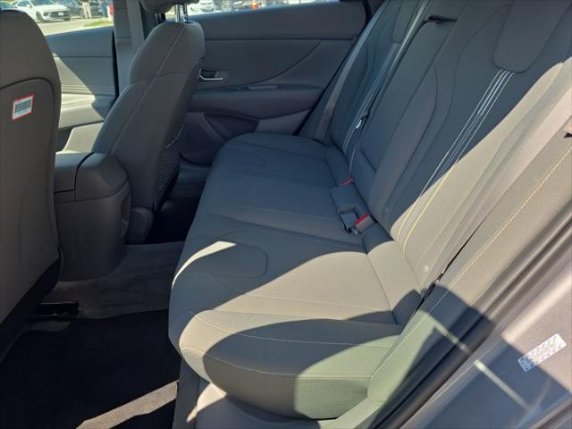 Hyundai Elantra Vehicle Full-screen Gallery Image 31