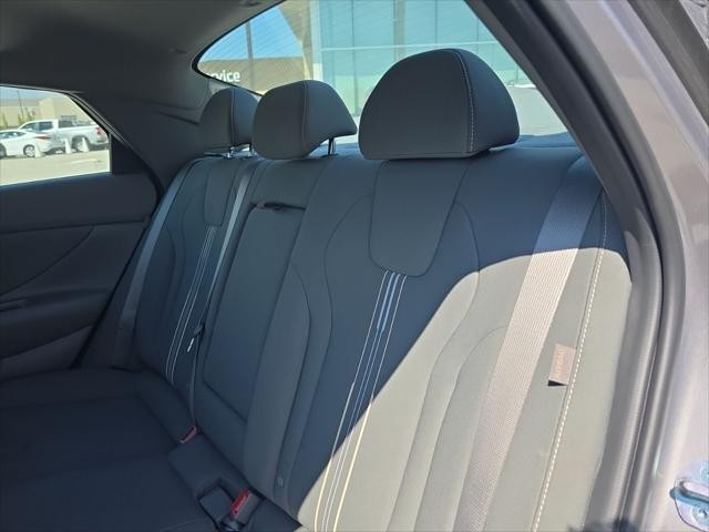 Hyundai Elantra Vehicle Full-screen Gallery Image 32