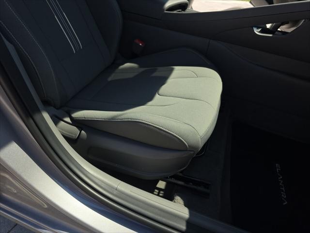 Hyundai Elantra Vehicle Full-screen Gallery Image 33