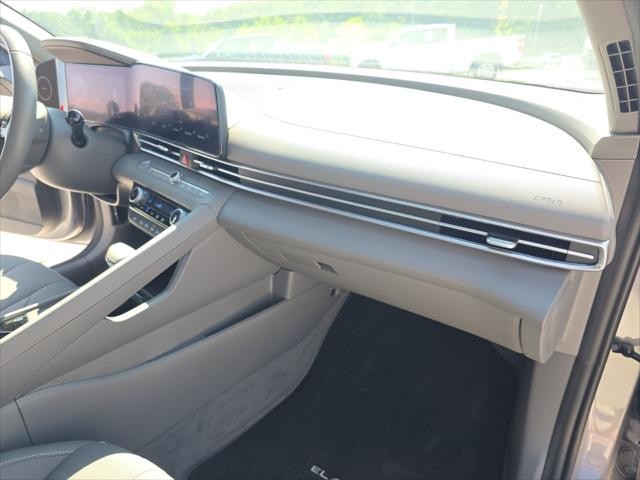 Hyundai Elantra Vehicle Full-screen Gallery Image 34