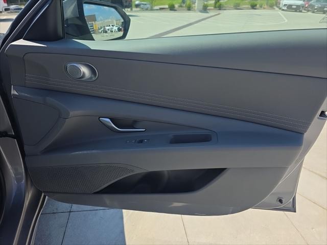 Hyundai Elantra Vehicle Full-screen Gallery Image 35