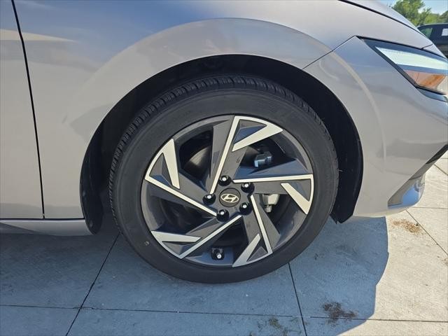 Hyundai Elantra Vehicle Full-screen Gallery Image 36