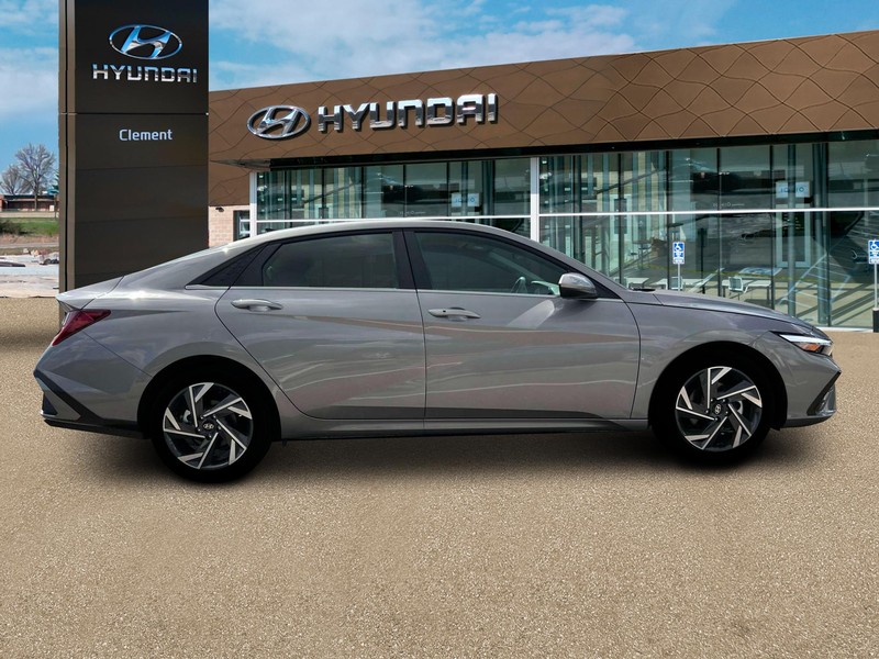 Hyundai Elantra Vehicle Image 09
