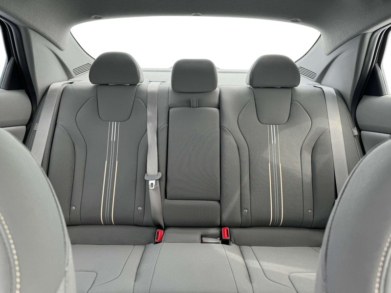 Hyundai Elantra Vehicle Image 16